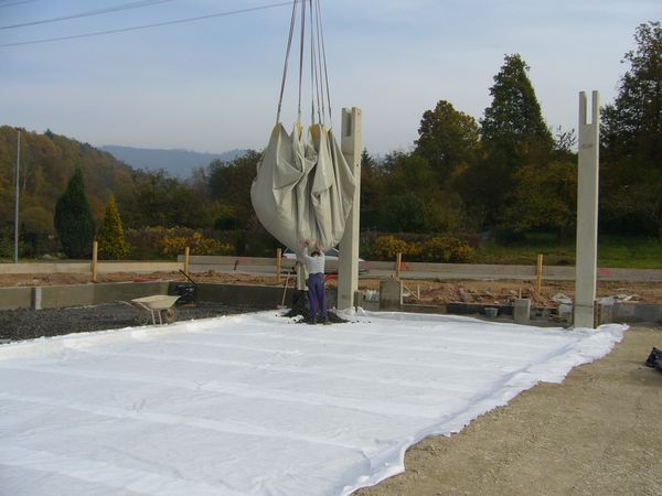 Glasschaum-Granulat wird aufgebracht